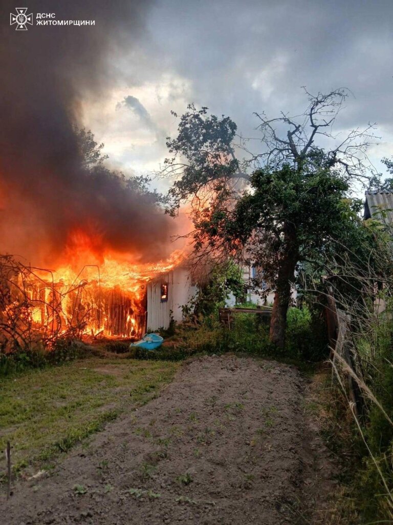 Вчора ввечері рятувальники гасили пожежу в приватному секторі в селищі Нова Борова Житомирського району