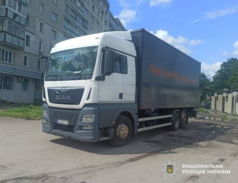 У Житомирі під колеса вантажівки потрапила жінка: поліція з’ясовує обставини