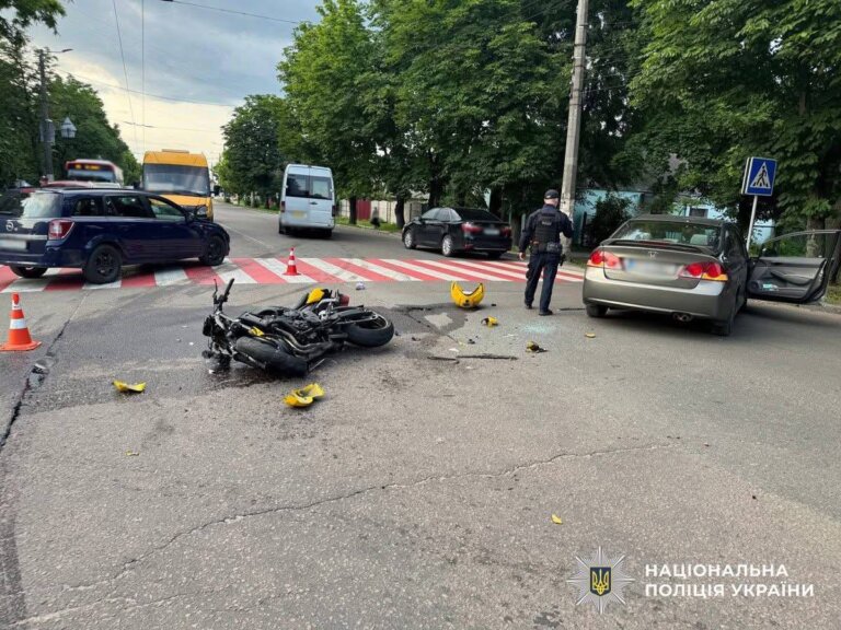 У Житомирі поліція розслідує ДТП з травмуванням водія та пасажирки мотоцикла