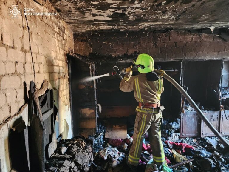 Сьогодні вранці під час гасіння пожежі в квартирі двоповерхового будинку рятувальники виявили тіло 75-річної жінки