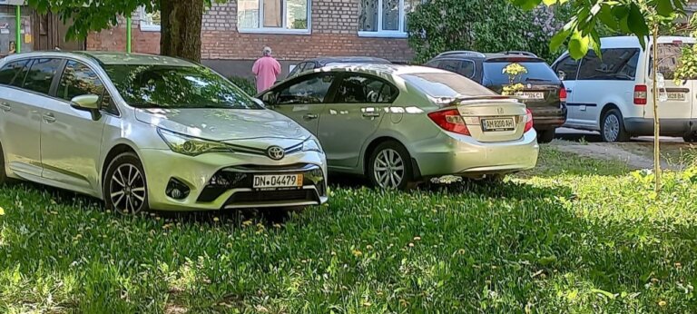 Цікавий спосіб боротьби з паркуванням на газонах біля дому
