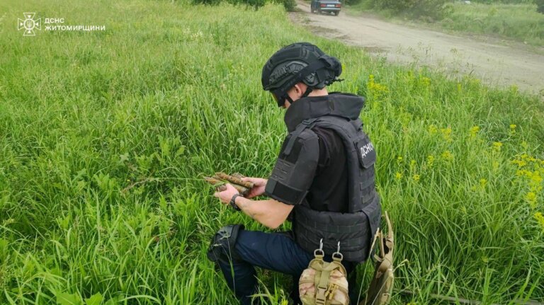 Сьогодні піротехніки вилучили та знешкодили 6 артилерійських снарядів, які напередодні виявили селяни під час робіт на полі