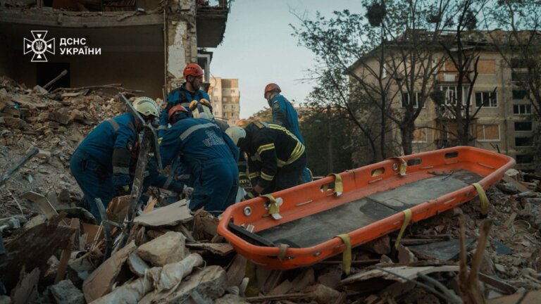 #Київ: до 19 осіб зросла кількість загиблих внаслідок російського удару по 9-поверхівці у Солом’янському районі – з-під завалів деблокували ще одне тіло