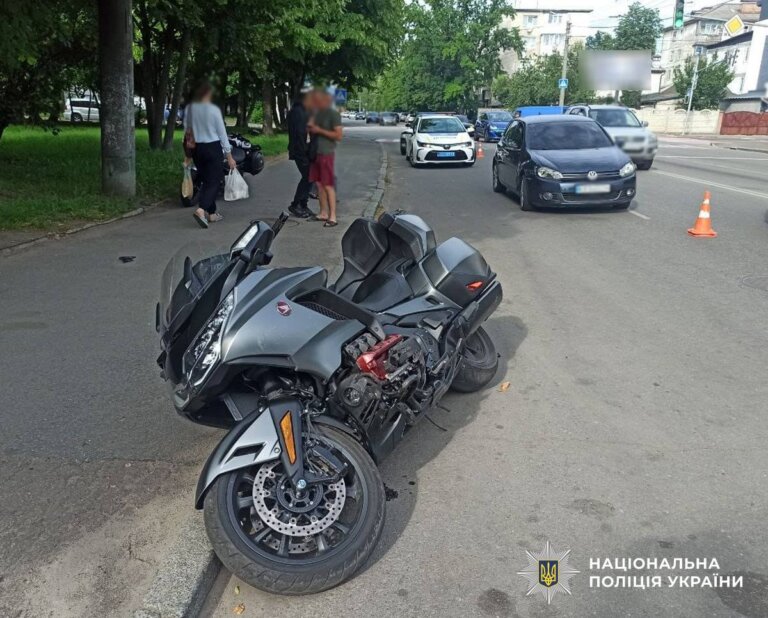 У Житомирі в ДТП травмовано керманича мотоцикла: поліція проводить розслідування