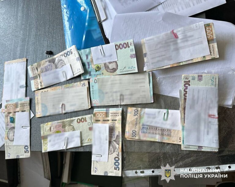 Хабар за гарантоване складання іспиту: поліцейські викрили директора автошколи в Коростені