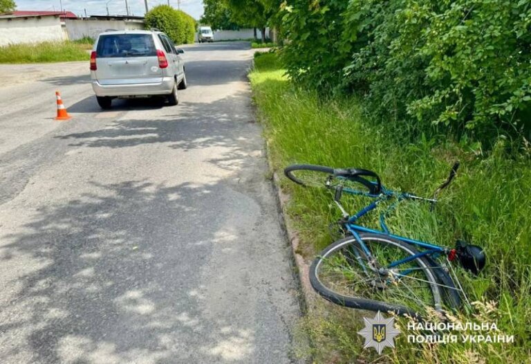 Поліцейські встановлюють обставини ДТП з травмуванням велосипедиста у Звягелі