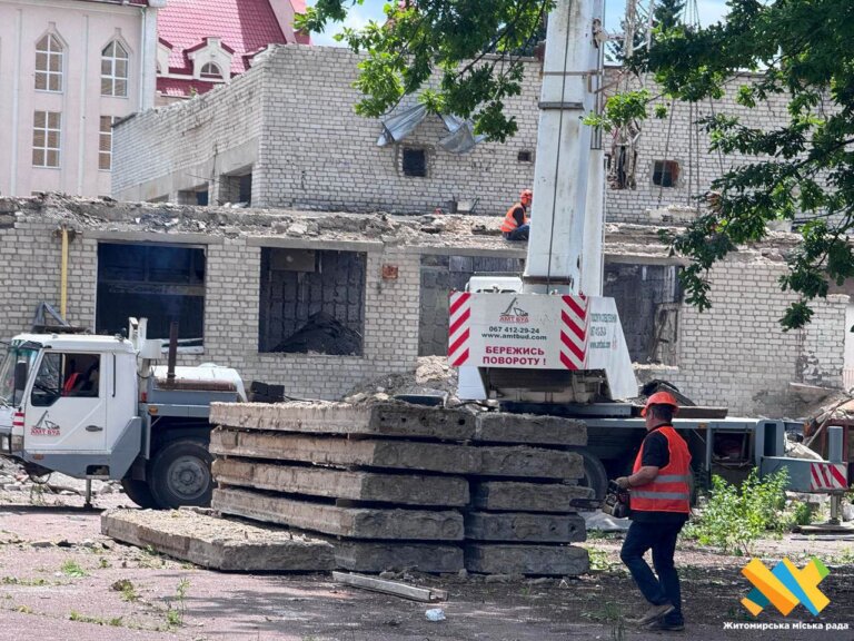 Демонтувати зруйновану росіянами школу в Житомирі будуть люди, раніше пов’язані з проросійським бізнесом?