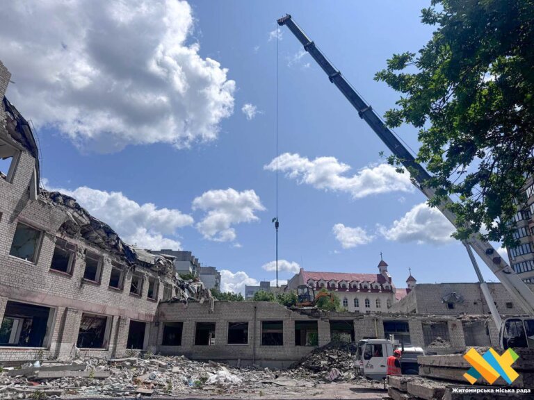 Розпочали демонтаж будівлі ліцею №25, зруйнованої ворожим авіаударом