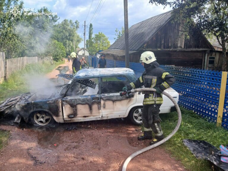 Сьогодні вранці овруцькі рятувальники ліквідували загоряння легкового автомобіля