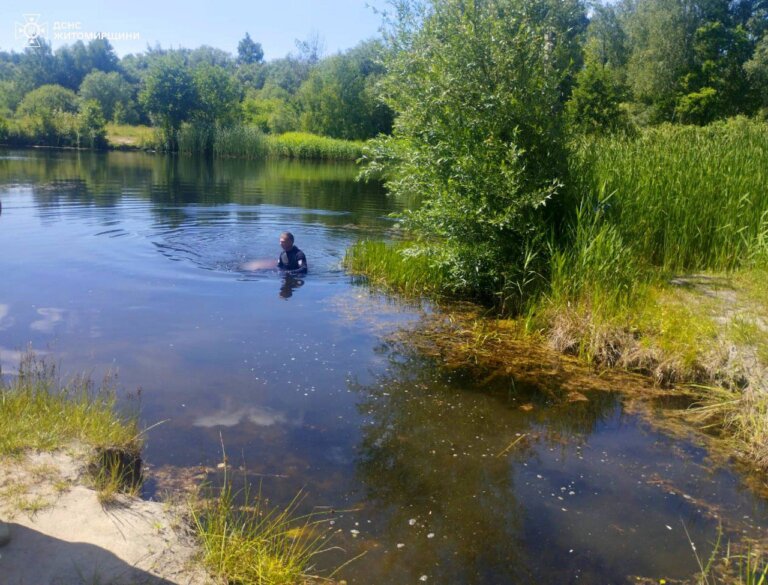 Водолази дістали тіло людини з водойми у м. Звягель