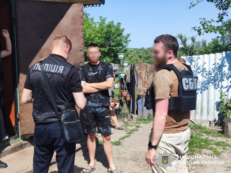 Нацполіція та СБУ затримали ділків, які продавали фейкові документи через підробні додатки «Резерв +» і «Дія»