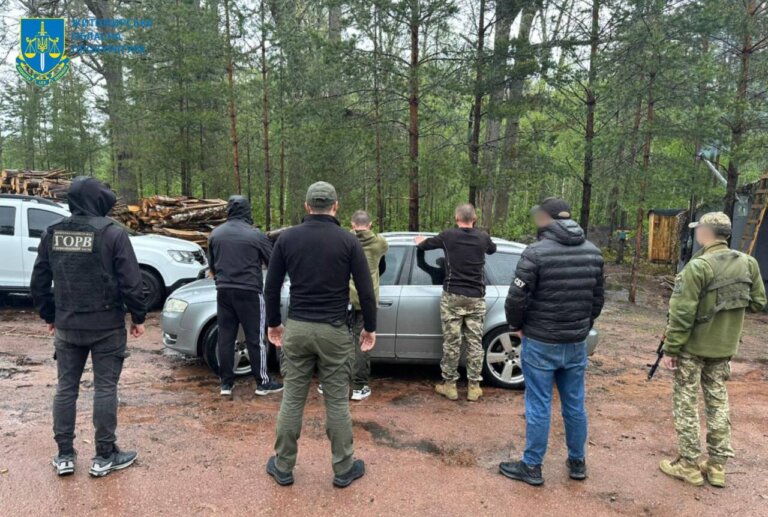 За матеріалами ДБР судитимуть столичного правоохоронця, який намагався допомогти знайомим втекти до Білорусі