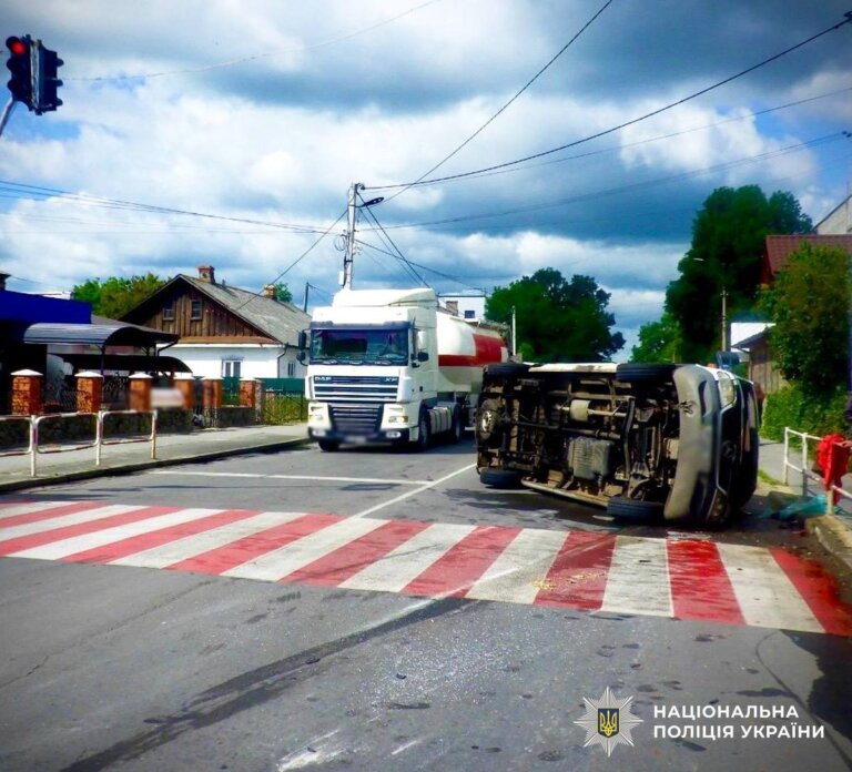 Поліцейські встановлюють обставини ДТП у Звягелі