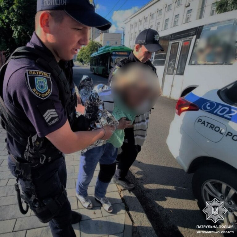 Допомога поруч. Патрульні повернули додому двох літніх людей, які опинилися у складних життєвих обставинах