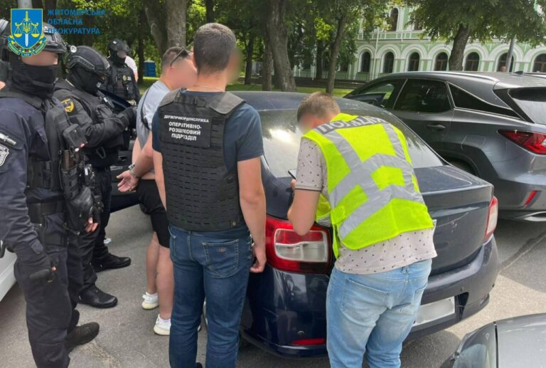 Обіцяв військовозобов’язаному оформити інвалідність для виїзду за кордон: у Житомирі поліцейські затримали «ділка»
