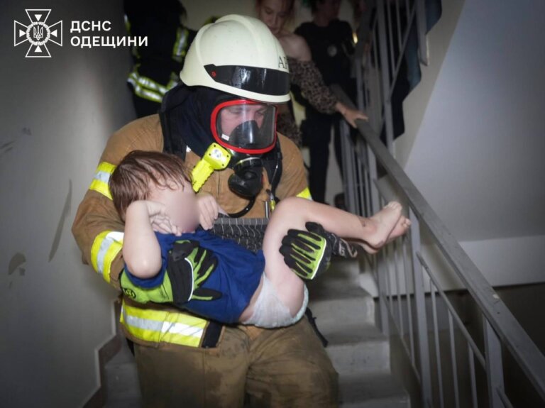 Сьогодні вночі росія знову вдарила по житловому будинку в Одесі