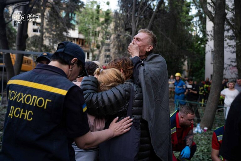 #фото_тижня: Нестерпний біль. Момент, коли слова вже не здатні вмістити горе. Коли крик душі — у тиші обіймів