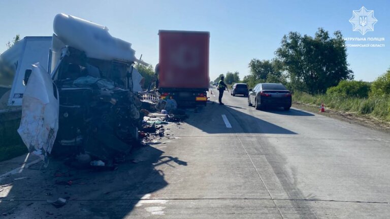 До уваги водіїв! Житомирська область: У зв’язку з ДТП з потерпілими, рух транспорту частково ускладнений в обох напрямках