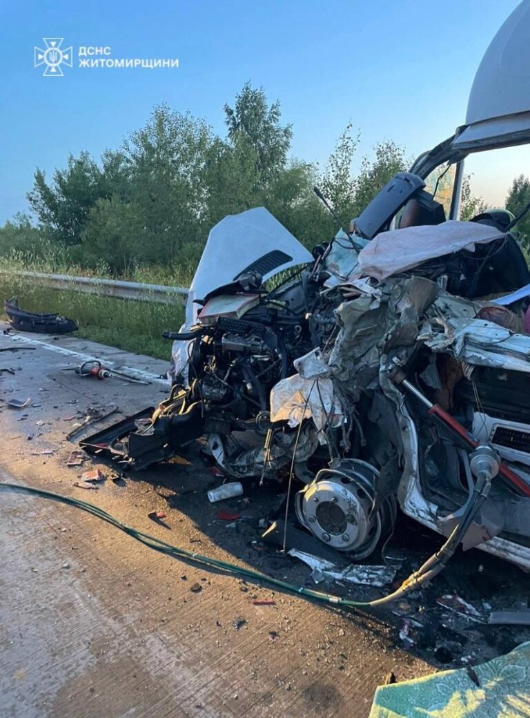 У Коростенському районі рятувальники деблокували загиблого водія з вантажівки