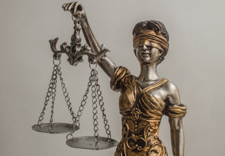 Суд покарав правопорушника, який задля розваги дрифтував на головній площі міста