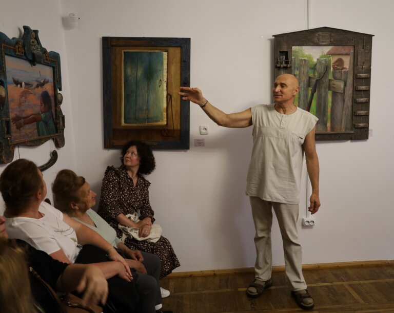 “На перехресті вітрів”: у Звягелі відкрили персональну виставку Юрія Камишного