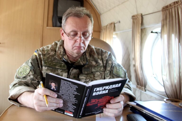 «РекоМагдую до прочитання»: Євген Магда про книжку генерала Віктора Муженка