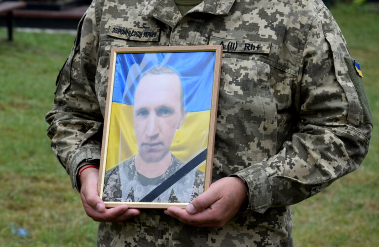 В Оліївській громаді попрощалися з відважним захисником Сергієм Лисаком