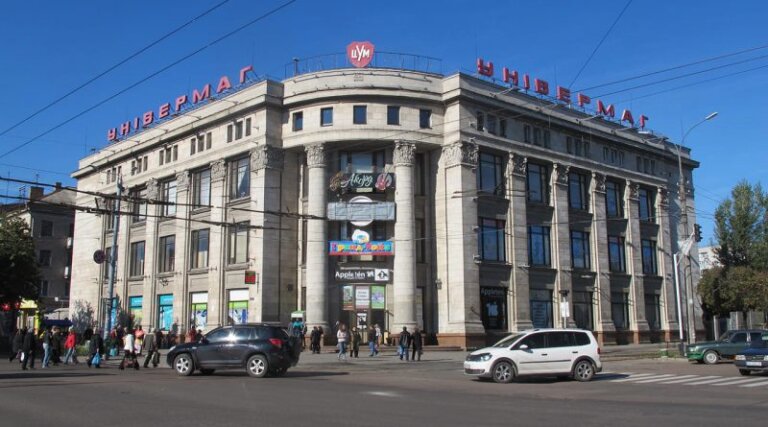 Геннадій Буткевич хоче придбати житомирський ЦУМ у колишньої дружини Ігоря Палиці. Угода на погодженні АМКУ