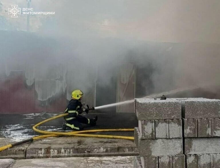 У Малині рятувальники ліквідували пожежу у складській будівлі