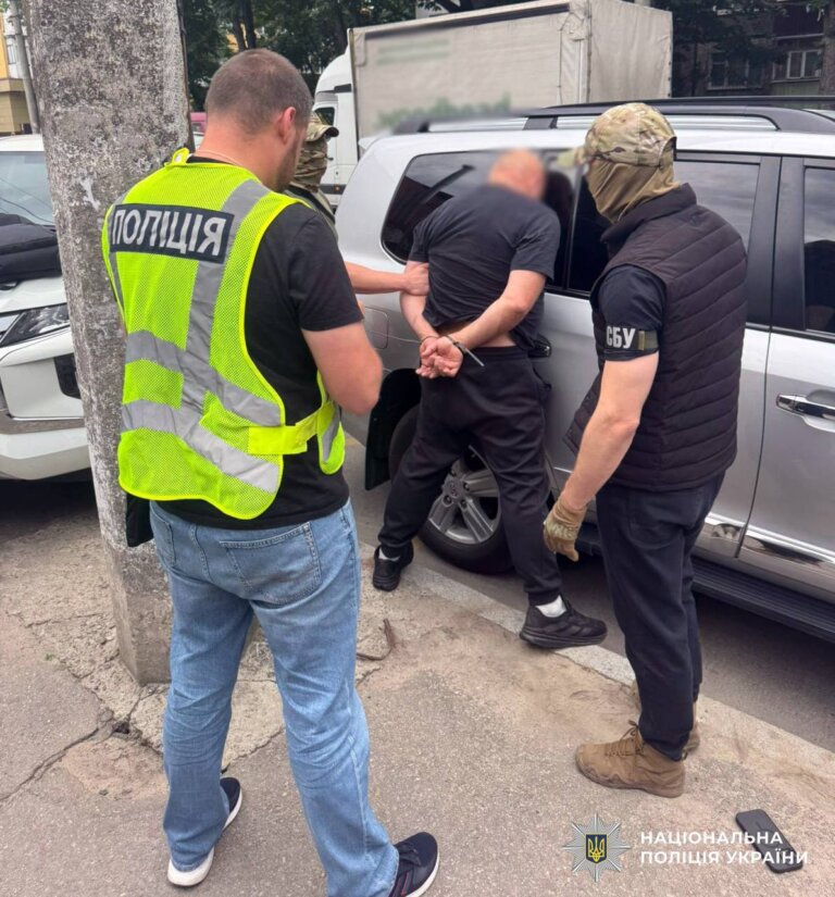 У Житомирі поліцейські спільно з СБУ затримали підозрюваного у вимаганні