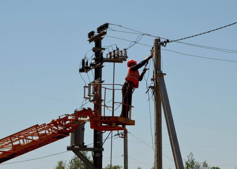 Житомиробленерго: Поступово відновлюється електропостачання у Глибочицькій громаді!