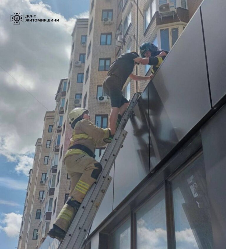 Операція на даху: бійці ДСНС врятували підлітка