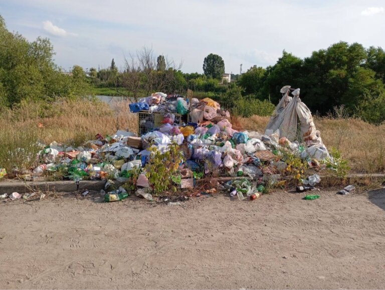 Сміття на Селецькому пляжі: ганьба замість відпочинку