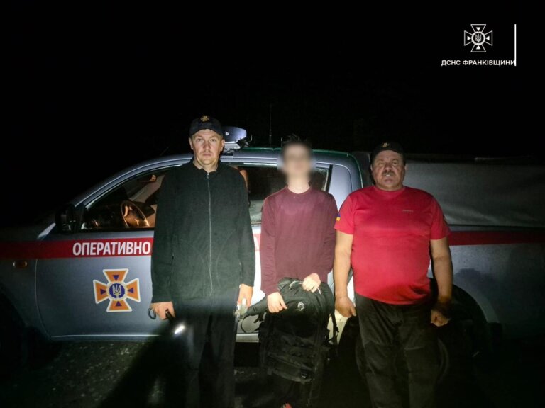Гірські рятувальники Івано-Франківщини допомогли туристу в районі гори Піп Іван Чорногорський