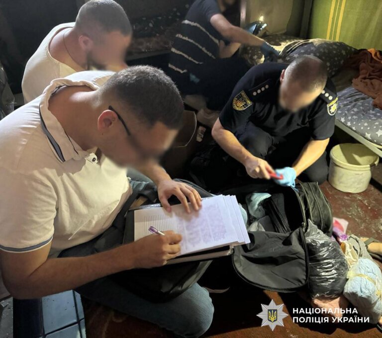 Житомирські поліцейські повідомили про підозри учасникам шахрайської схеми, організованої з колонії