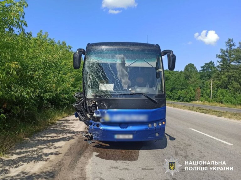 Неподалік Житомира внаслідок зіткнення автобуса та легковика травмовано двох жителів передмістя: поліція розпочала розслідування