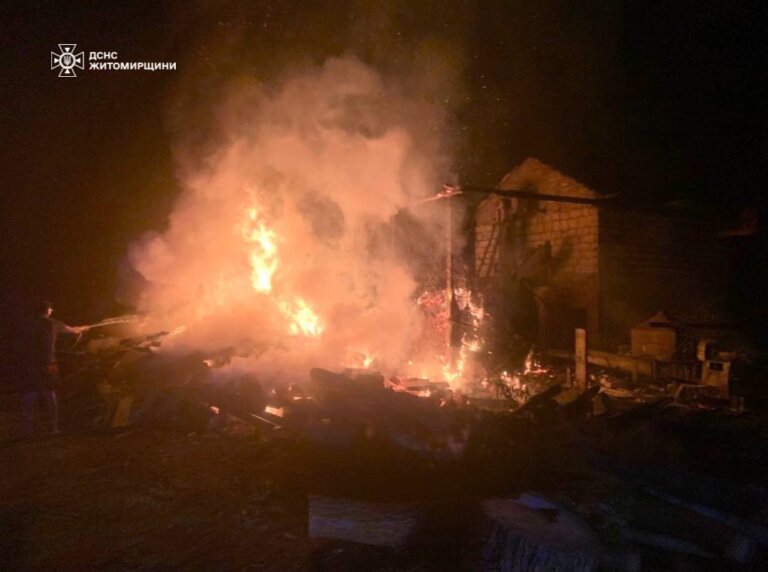 Сьогодні вночі вогнеборці ліквідували пожежу на території деревообробного підприємства в с. Курне Житомирського району
