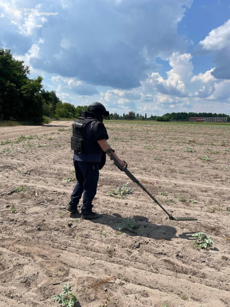 На Коростенщині піротехніки ДСНС області знешкодили вибухонебезпечний предмет, який був виявлений у полі