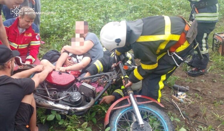 ДТП на Звягельщині: рятувальники допомогли потерпілому