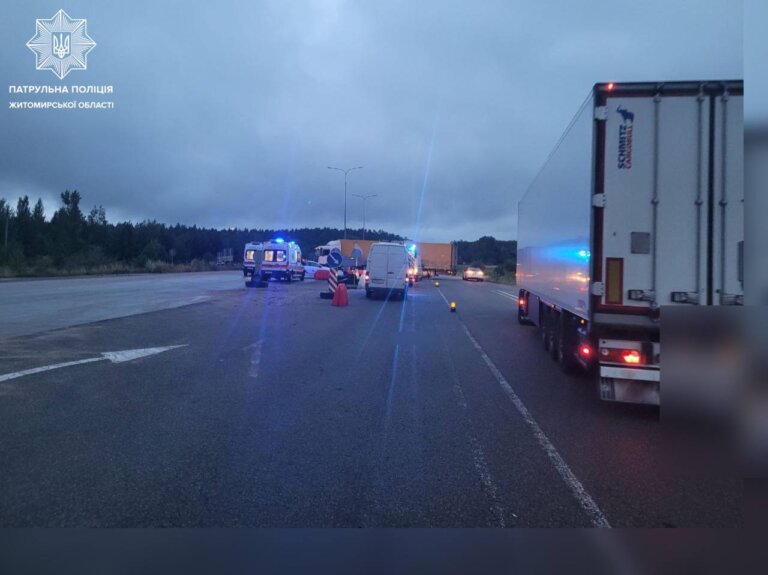 Через дві дорожньо-транспортні пригоди у районі села Глибочиця сьогодні вночі був ускладнений рух транспорту