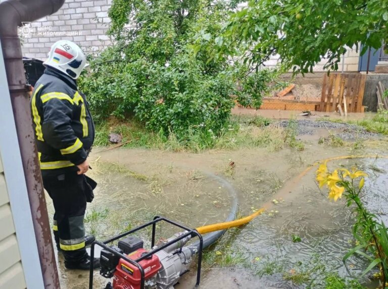 Сьогодні від ранку підрозділи ДСНС області працюють на ліквідації наслідків негоди, що пройшла територією регіону
