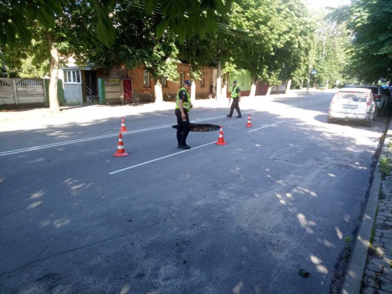 У зв’язку з проваллям асфальту на вулиці Фещенка-Чопівського, на зазначеній ділянці запроваджено часткове обмеження руху