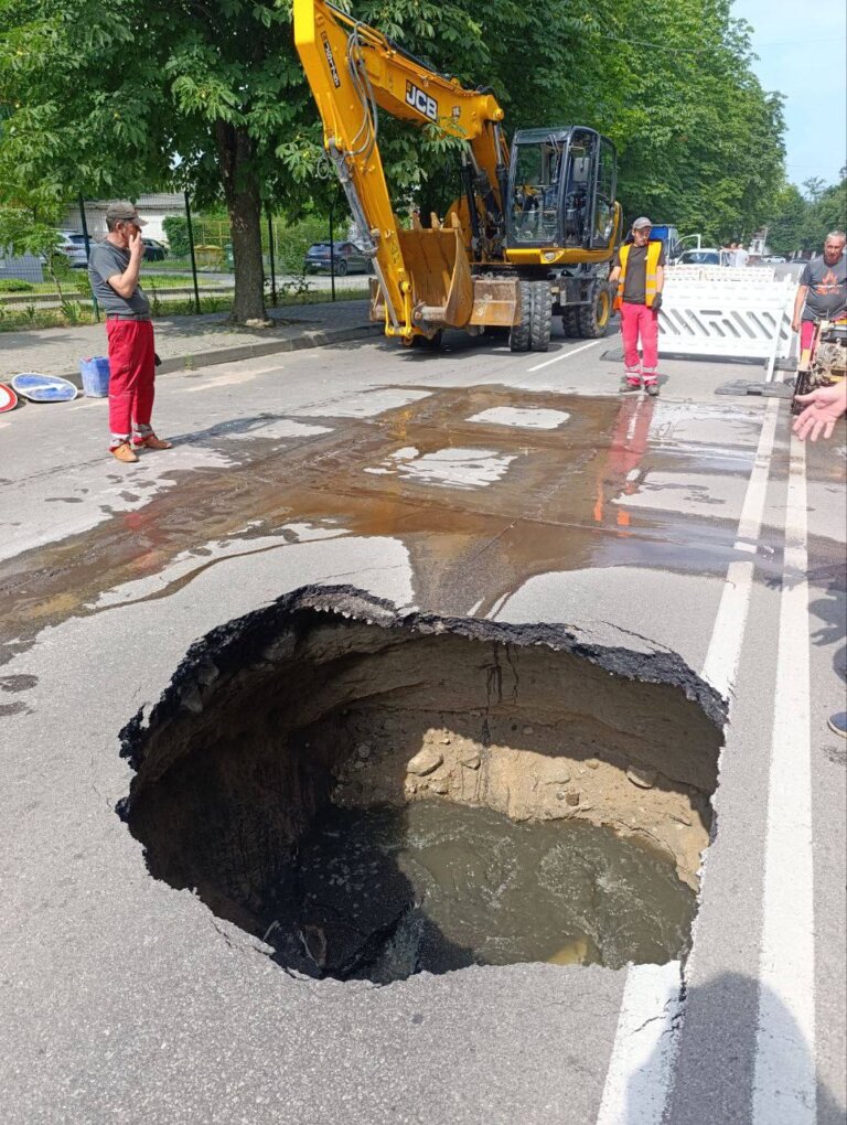 Фахівці водоканалу відновлюють цілісність колектора на вул. Фещенка-Чопівського