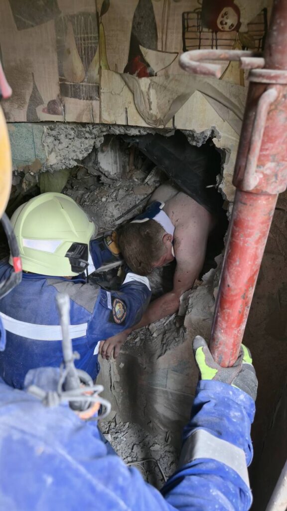 Живий! Щойно рятувальники дістали чоловіка з-під завалів зруйнованого під’їзду в Києві