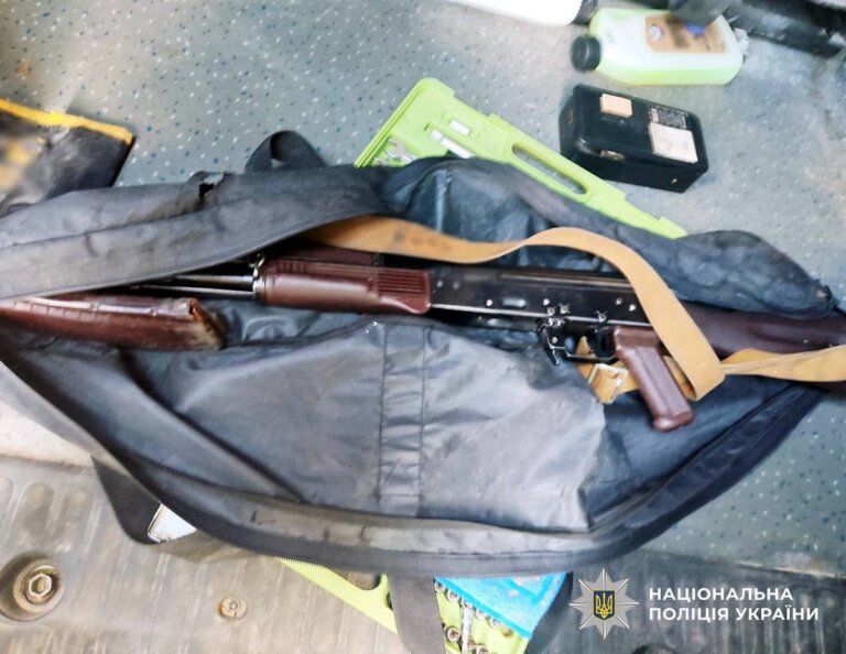 Перевозив автомат в автомобілі: на Олевщині поліція завершила розслідування незаконного поводження зі зброєю