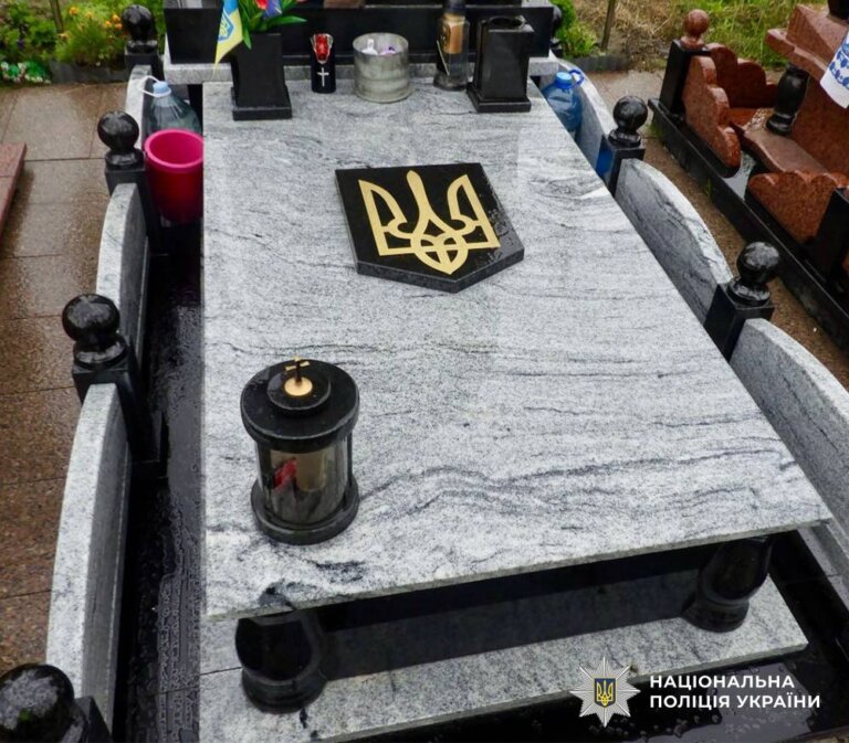 Торгувала викраденими з могил полеглих захисників квітами: у Звягелі поліція встановила причетну