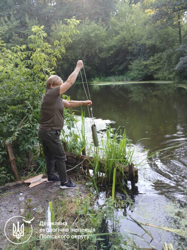 Екоінспекція зафіксувала загибель водних біоресурсів на річці Хомора: відібрано проби води для лабораторних досліджень