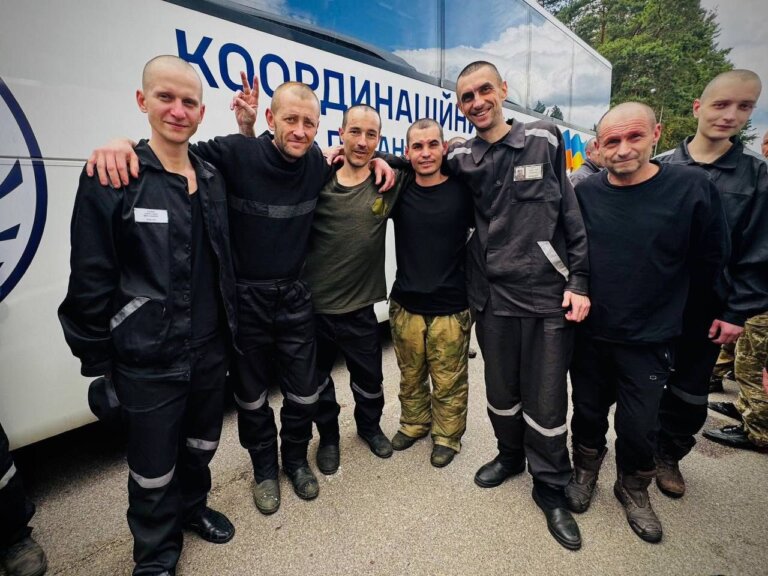 Додому повернулися 146 українських військових і цивільних. Серед них четверо наших земляків. Двоє захисників із Житомира, один із Малина та один із Черняхова