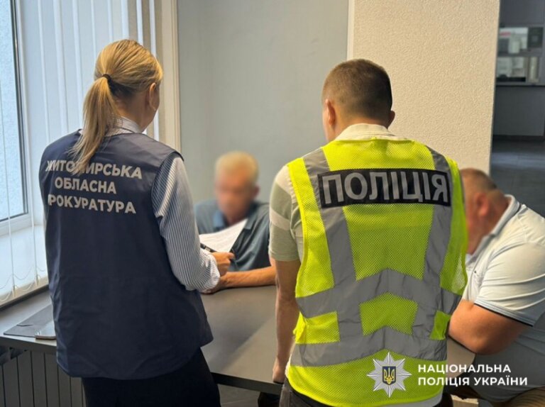 «Подарував» землі на понад 5,3 млн грн: житомирські поліцейські викрили держслужбовця у зловживанні службовим становищем