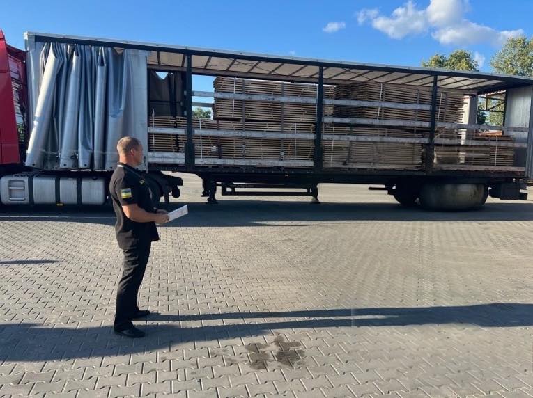 Житомирські митники виявили численні факти незаконного експорту деревопродукції.